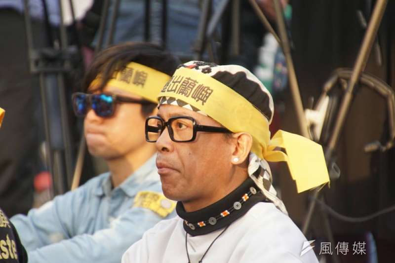 20170311-「全國廢核行動平台」選在311當日,聯合舉辦的「非核低碳、永續能源」大遊行,民眾綁黃絲帶抗議。(盧逸峰攝) 20170311-「全國廢核行動平台」選在311當日,聯合舉辦的「非核低碳、永續能源」大遊行,民眾綁黃絲帶抗議。(盧逸峰攝)