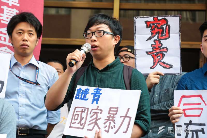 201704010-太陽花學運佔領行政院案10日宣判,涉案人魏揚等至北院聽判後,於院外召開記者會。(顏麟宇攝) 201704010-太陽花學運佔領行政院案10日宣判,涉案人魏揚等至北院聽判後,於院外召開記者會。(顏麟宇攝)