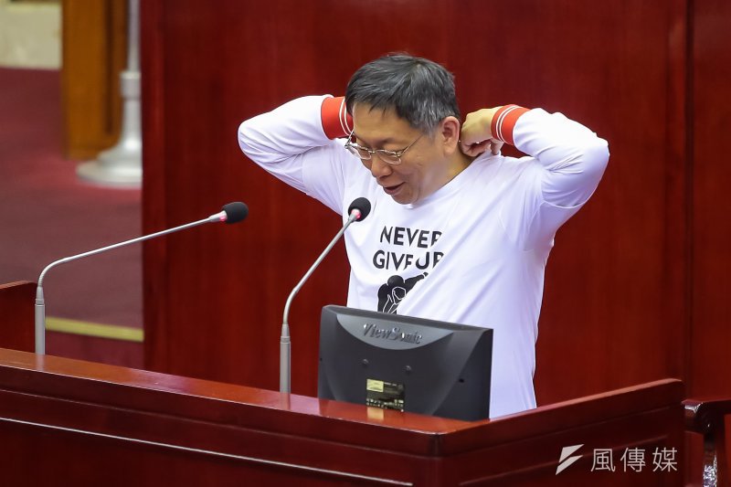 台北市長柯文哲12日於市議會備詢，並穿上近日爭議頗多的柯P跌倒T-Shirt。（顏麟宇攝）