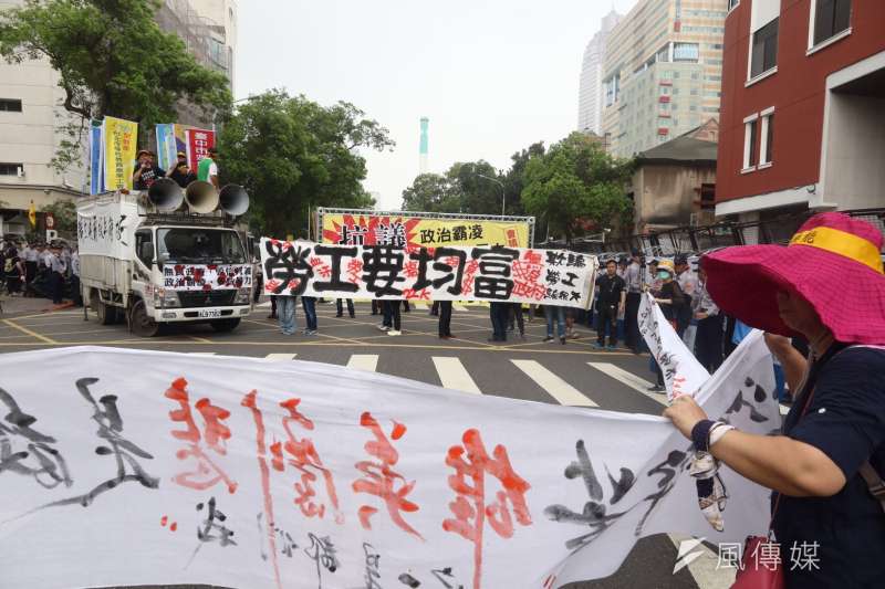 2017-04-19-反年金改革軍公教團體包圍立法院抗議05-曾原信攝 2017-04-19-反年金改革軍公教團體包圍立法院抗議05-曾原信攝