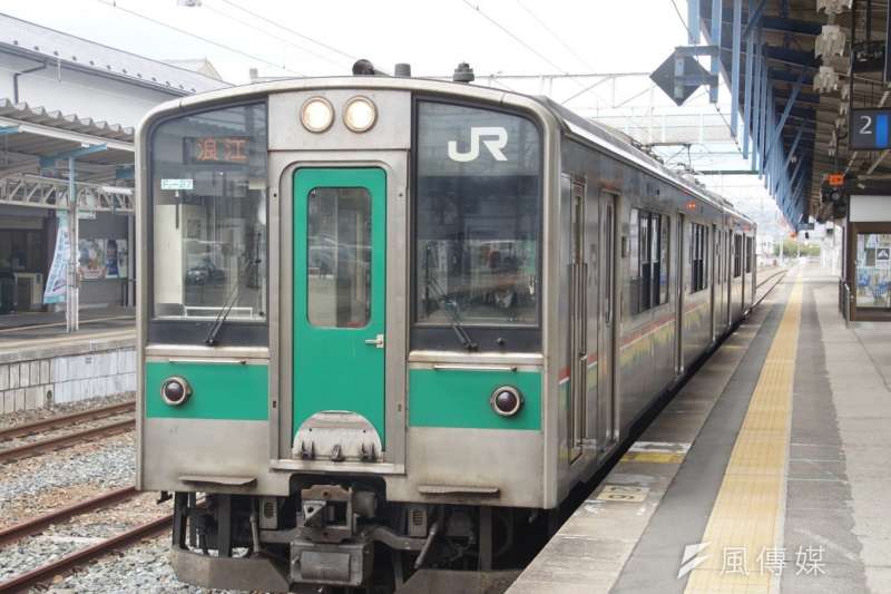 等了六年,終於再度有火車開往浪江町,駛過的每一個災後重生的車站,都串聯起了東北人的希望。(盧逸峰攝) 等了六年,終於再度有火車開往浪江町,駛過的每一個災後重生的車站,都串聯起了東北人的希望。(盧逸峰攝)