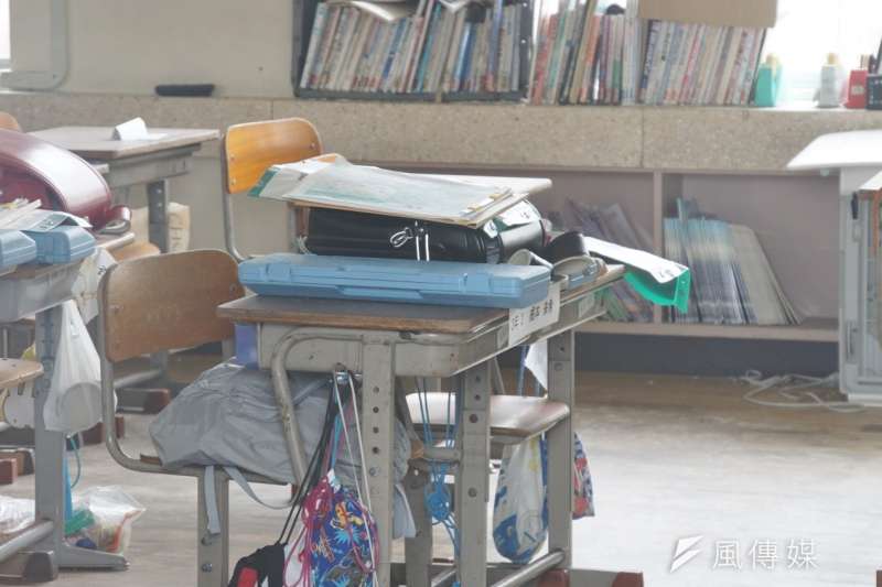 書包、樂器、課本依然安放在教室裡。(盧逸峰攝) 書包、樂器、課本依然安放在教室裡。(盧逸峰攝)