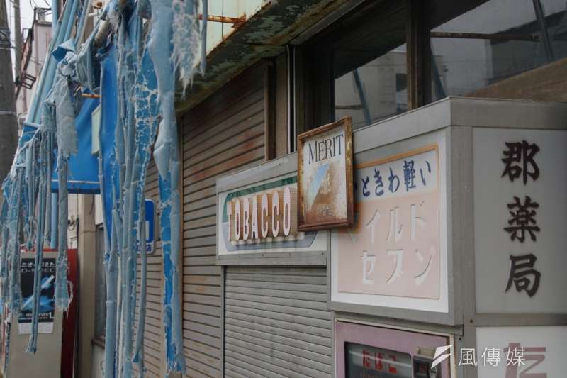 街坊招牌與自動販賣機,上頭滿是鏽斑。(盧逸峰攝) 街坊招牌與自動販賣機,上頭滿是鏽斑。(盧逸峰攝)