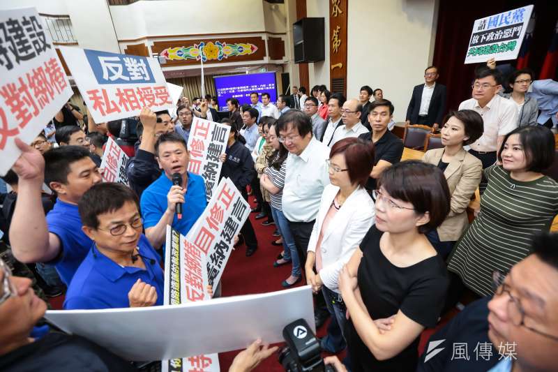 20170511-國民黨立委林為洲、賴士葆等11日杯葛前瞻基礎建設,與民進黨立委發生激烈推擠。(顏麟宇攝) 20170511-國民黨立委林為洲、賴士葆等11日杯葛前瞻基礎建設,與民進黨立委發生激烈推擠。(顏麟宇攝)