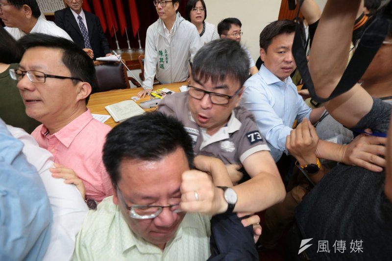 2017-05-11-立法院審查前瞻條例-藍委於主席台前抗議、激烈杯葛-綠委段宜康於衝突中不慎擠掉李俊俋眼鏡-顏麟宇攝 2017-05-11-立法院審查前瞻條例-藍委於主席台前抗議、激烈杯葛-綠委段宜康於衝突中不慎擠掉李俊俋眼鏡-顏麟宇攝