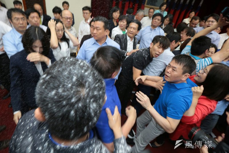 2017-05-11-立法院審查前瞻條例-藍委於主席台前抗議、激烈杯葛並灑太白粉02-顏麟宇攝 2017-05-11-立法院審查前瞻條例-藍委於主席台前抗議、激烈杯葛並灑太白粉02-顏麟宇攝