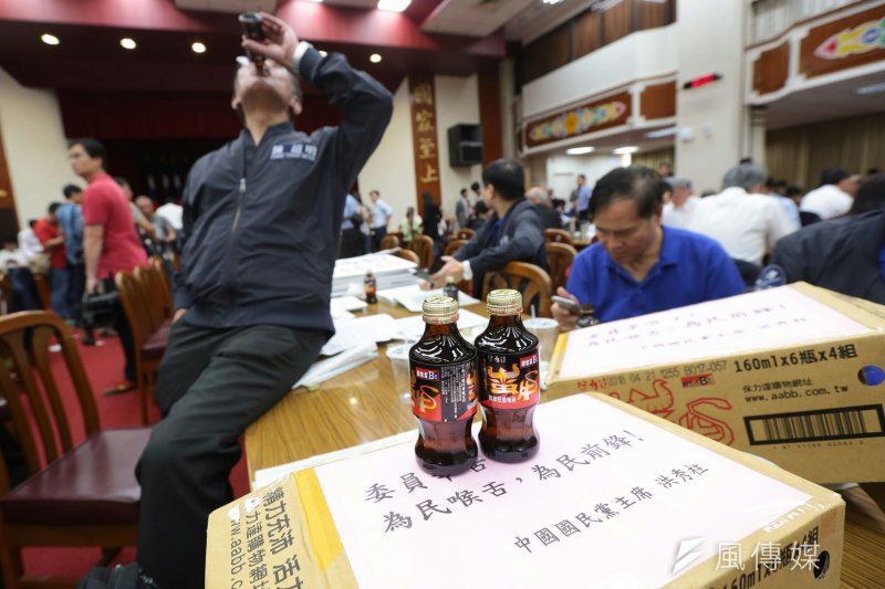 2017-05-11-立法院審查前瞻條例-藍委於主席台前抗議、激烈杯葛-洪秀柱並送上蠻牛為藍委打氣-顏麟宇攝 2017-05-11-立法院審查前瞻條例-藍委於主席台前抗議、激烈杯葛-洪秀柱並送上蠻牛為藍委打氣-顏麟宇攝