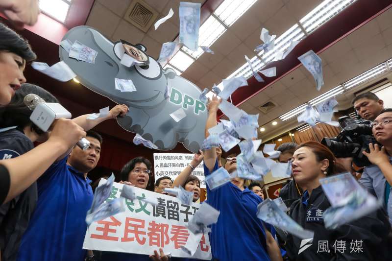 20170515-國民黨立院黨團15日杯葛《前瞻基礎建設特別條例草案》,並於主席台前拋撒大把鈔票諷刺蔡政府。(顏麟宇攝) 20170515-國民黨立院黨團15日杯葛《前瞻基礎建設特別條例草案》,並於主席台前拋撒大把鈔票諷刺蔡政府。(顏麟宇攝)