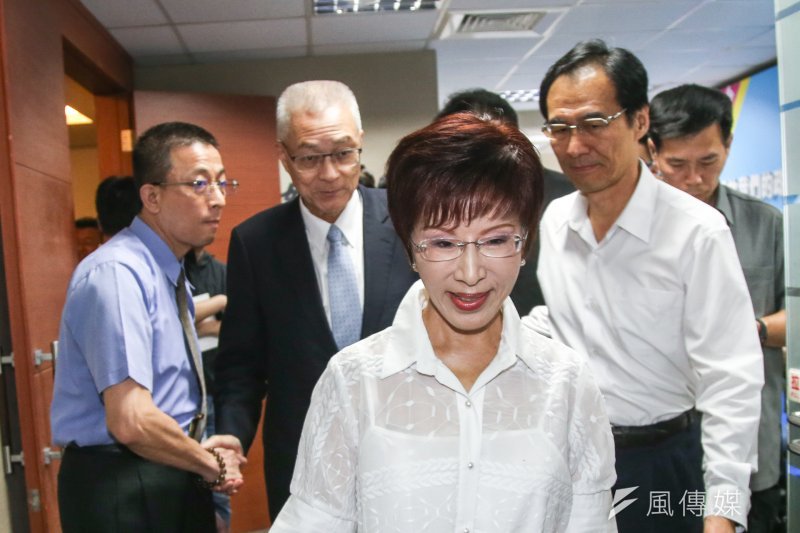 20170523新當選國民黨主席吳敦義拜訪現任國民黨主席洪秀柱.雙方密談後.共同出席記者會.洪秀柱也指定秘書長莫天虎(右)為交接窗口.吳敦義(左後二)在離去時.和莫天虎(後右)及文傳會副主委胡文琦(左後)交換意見.(陳明仁攝) 20170523新當選國民黨主席吳敦義拜訪現任國民黨主席洪秀柱.雙方密談後.共同出席記者會.洪秀柱也指定秘書長莫天虎(右)為交接窗口.吳敦義(左後二)在離去時.和莫天虎(後右)及文傳會副主委胡文琦(左後)交換意見.(陳明仁攝)