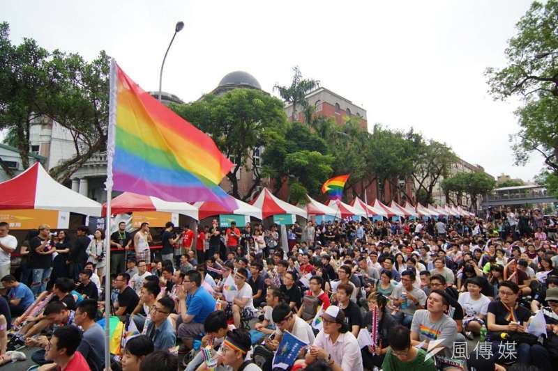 大法官釋憲認定現行《民法》未保障同性別二人成立永久結合關係違憲，而去年公投通過以專法保障同婚，行政院今（20）晚討論，政院版草案命名為《司法院釋字第748號解釋施行法》。（資料照，盧逸峰攝）