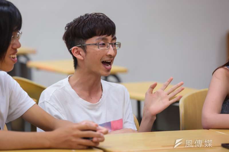20170525-跨性別專題,台大學生專訪,台大學生會新聞部李柏寬部長。(顏麟宇攝) 20170525-跨性別專題,台大學生專訪,台大學生會新聞部李柏寬部長。(顏麟宇攝)
