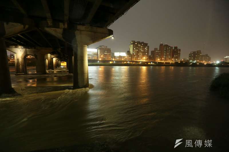 連續兩天暴雨過後，新店溪水暴漲。六二暴雨。（顏麟宇攝）