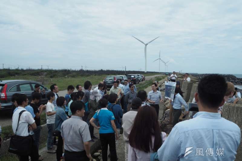 2017-06-21-彰化發展離岸風電，環保署副署長詹順貴親自擔任專案小組召集人，與環評委員一同到未來海纜上岸地點現勘02。（尹俞歡攝）