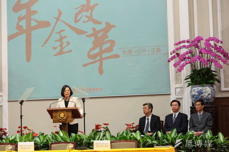 20170630-總統蔡英文、副總統陳建仁、總統府秘書長吳釗燮、年改會副召集人林萬億政委30日於年改三法完成三讀後,於總統府召開記者會。(顏麟宇攝) 20170630-總統蔡英文、副總統陳建仁、總統府秘書長吳釗燮、年改會副召集人林萬億政委30日於年改三法完成三讀後,於總統府召開記者會。(顏麟宇攝)
