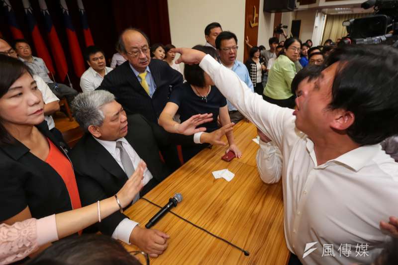 20170718-立院財政委員會18日聯席初審「中央政府前瞻基礎建設計畫第一期特別預算案」,時代力量立委黃國昌與民進黨總召柯建銘爆發言語衝突。(顏麟宇攝) 20170718-立院財政委員會18日聯席初審「中央政府前瞻基礎建設計畫第一期特別預算案」,時代力量立委黃國昌與民進黨總召柯建銘爆發言語衝突。(顏麟宇攝)