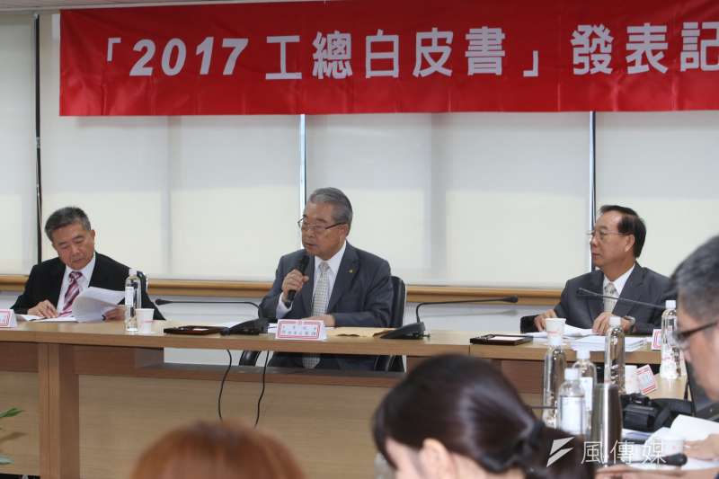 20170720-「2017年工總白皮書」發表記者會,(左起) 工總副理事長林明儒、全國工業總會理事長許勝雄、秘書長蔡練生。(陳明仁攝) 20170720-「2017年工總白皮書」發表記者會,(左起) 工總副理事長林明儒、全國工業總會理事長許勝雄、秘書長蔡練生。(陳明仁攝)