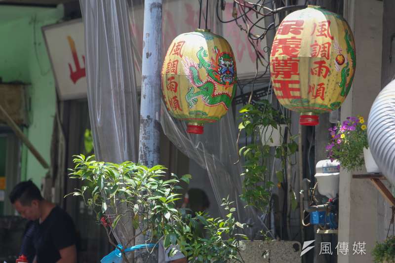 20170803-配圖:宮廟、神壇、添油箱、功德箱、減香、滅香、宗教、宗教團體法、報稅、光明燈、安太歲、金紙、焚香膜拜。(陳明仁攝) 20170803-配圖:宮廟、神壇、添油箱、功德箱、減香、滅香、宗教、宗教團體法、報稅、光明燈、安太歲、金紙、焚香膜拜。(陳明仁攝)