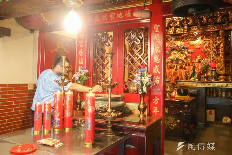 20170803-配圖:宮廟、神壇、添油箱、功德箱、減香、滅香、宗教、宗教團體法、報稅、光明燈、安太歲、金紙、焚香膜拜。(陳明仁攝) 20170803-配圖:宮廟、神壇、添油箱、功德箱、減香、滅香、宗教、宗教團體法、報稅、光明燈、安太歲、金紙、焚香膜拜。(陳明仁攝)