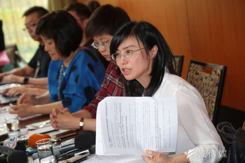 20170811-律師賴芳玉11日針對性別兒保司改議題人間蒸發,召開記者會說明。(顏麟宇攝) 20170811-律師賴芳玉11日針對性別兒保司改議題人間蒸發,召開記者會說明。(顏麟宇攝)