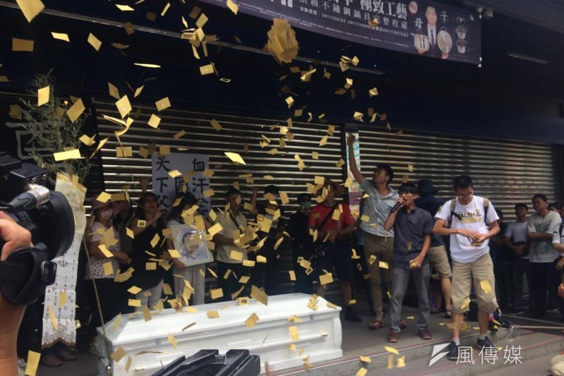 「抵制血汗全聯」發起之「全聯過勞死員工百日祭」,抗議者在全聯台中北屯二店外撒冥紙悼亡者羅玉芬(圖/謝孟穎攝影) 「抵制血汗全聯」發起之「全聯過勞死員工百日祭」,抗議者在全聯台中北屯二店外撒冥紙悼亡者羅玉芬(圖/謝孟穎攝影)