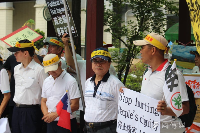 全國公務人員協會理事長李來希表示，昨日世大運外的抗爭行動不是他主導的，但臉書依然被灌爆。（右二）。（方炳超攝）