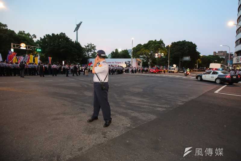 20170819-世大運19日晚間舉行開幕式，反年改團體於總統車隊抵達現場時與員警發生推擠拉扯。（顏麟宇攝）