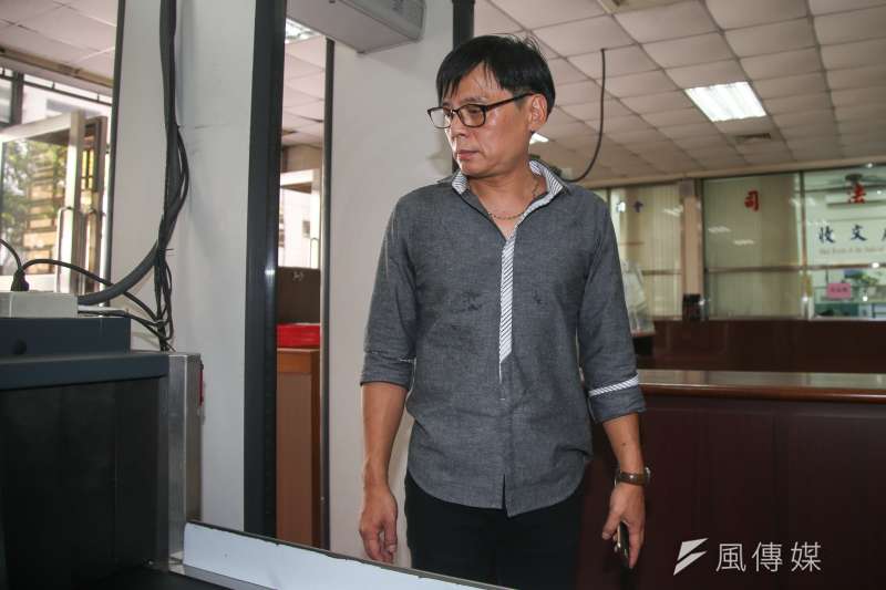 20170829-徐自強聲請刑事補償案訊問庭,他通過法院安檢門。(陳明仁攝) 20170829-徐自強聲請刑事補償案訊問庭,他通過法院安檢門。(陳明仁攝)