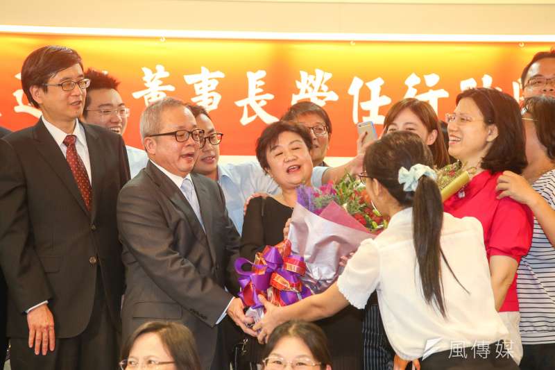 20170907-榮任副閣揆的證交所董事長施俊吉歡送茶會,送別祝福氣氛濃郁,中為其夫人陳美妃。(陳明仁攝) 20170907-榮任副閣揆的證交所董事長施俊吉歡送茶會,送別祝福氣氛濃郁,中為其夫人陳美妃。(陳明仁攝)