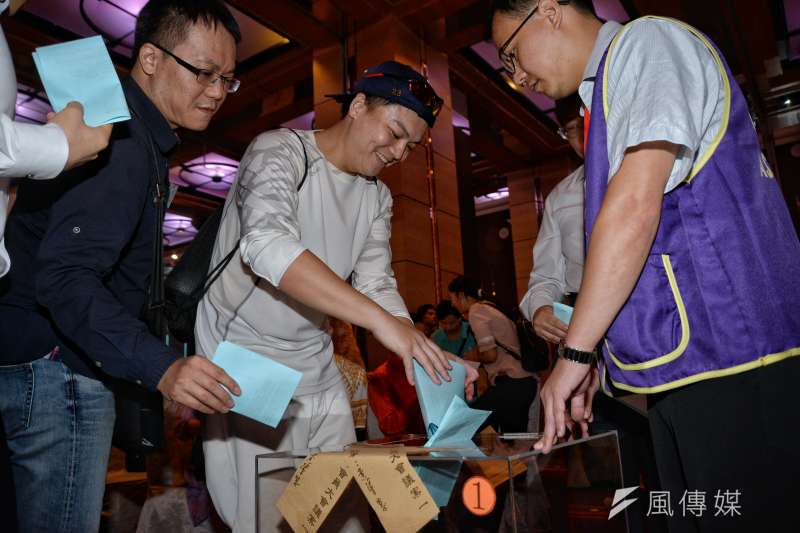 20170909-台北律師公會會員大會,會員對是否退出全聯會進行投票。(甘岱民攝) 20170909-台北律師公會會員大會,會員對是否退出全聯會進行投票。(甘岱民攝)