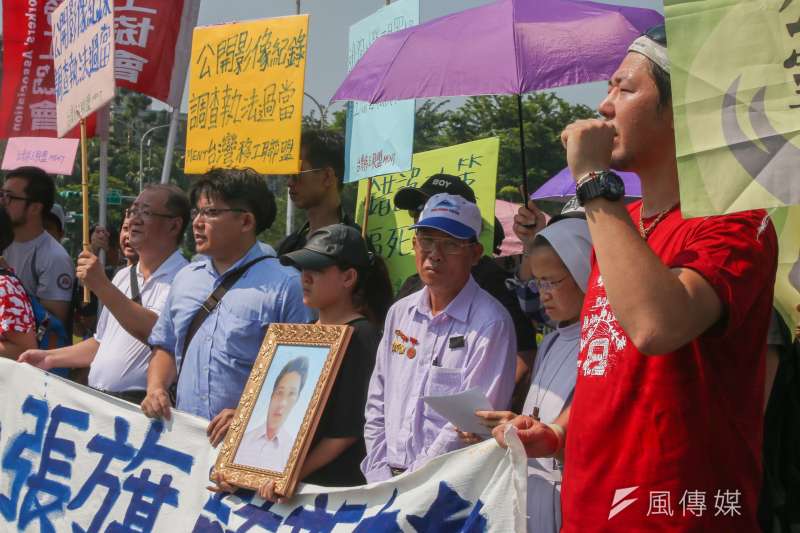 台灣首場移工模擬公投的首波開票結果將在明天早上出爐,加上日前越南移工遭警開槍事件,也讓外界關心移工權益該如何保障。圖為台灣移工聯盟「影像戳破警方謊言移工根本命不該絕」總統府前記者會,遭警方射殺越南外勞阮國非的爸爸阮國同和妹妹阮氏草悲憤的要求真相。(陳明仁攝)