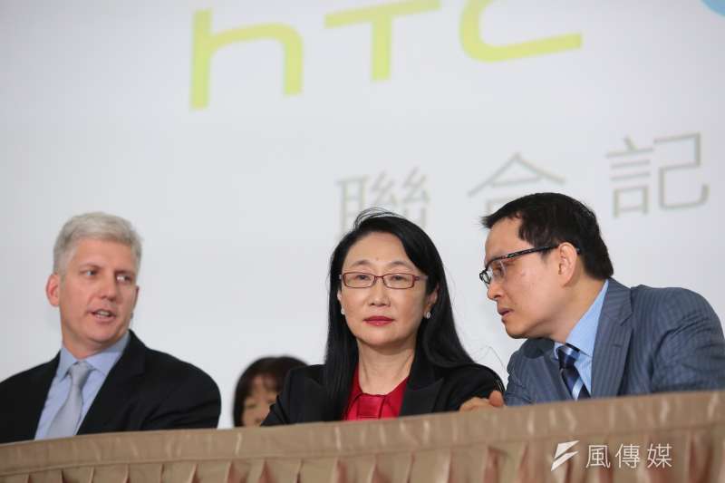 20170921-HTC宏達電董事長兼執行長王雪紅(右)21日宣布以新台幣330億元的金額,出售手機代工部門給Google,並由HTC智慧手機暨物聯網事業總經理張嘉臨(右一)陪同召開記者會。(顏麟宇攝) 20170921-HTC宏達電董事長兼執行長王雪紅(右)21日宣布以新台幣330億元的金額,出售手機代工部門給Google,並由HTC智慧手機暨物聯網事業總經理張嘉臨(右一)陪同召開記者會。(顏麟宇攝)