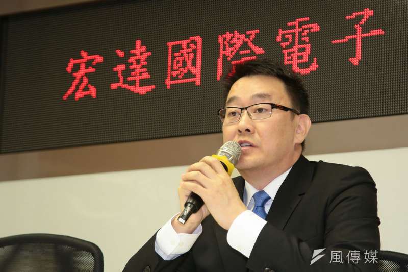 宏達電HTC於證交所3樓記者室舉行記者會,由財務長沈道邦說明董事會決議通過簽訂重要合作協議。(顏麟宇攝)