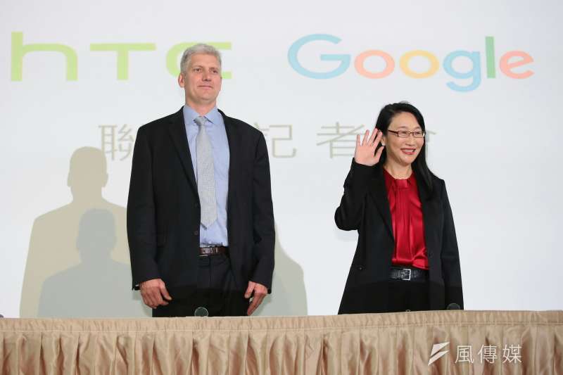 20170921-圖為宏達電董事長暨執行長王雪紅(右)與Google 硬體資深副總裁 Rick Osterloh(左)。(顏麟宇攝) 20170921-圖為宏達電董事長暨執行長王雪紅(右)與Google 硬體資深副總裁 Rick Osterloh(左)。(顏麟宇攝)