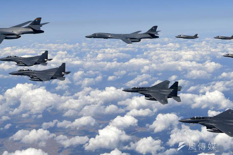 2017年9月18日,美軍向朝鮮半島出動4架F-35B「閃電II式」戰鬥機和2架B-1B轟炸機,參與韓美聯合模擬空襲。(AP) 2017年9月18日,美軍向朝鮮半島出動4架F-35B「閃電II式」戰鬥機和2架B-1B轟炸機,參與韓美聯合模擬空襲。(AP)