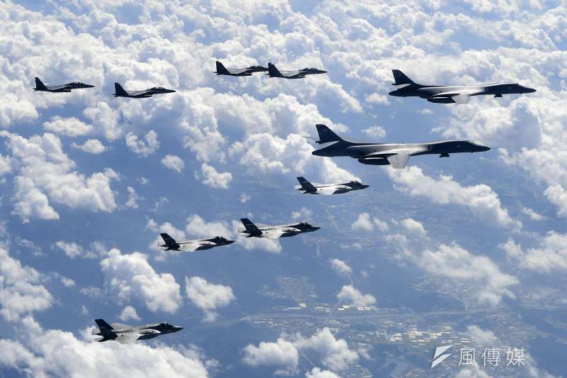 2017年9月18日,美軍向朝鮮半島出動4架F-35B「閃電II式」戰鬥機和2架B-1B轟炸機,參與韓美聯合模擬空襲。(AP) 2017年9月18日,美軍向朝鮮半島出動4架F-35B「閃電II式」戰鬥機和2架B-1B轟炸機,參與韓美聯合模擬空襲。(AP)