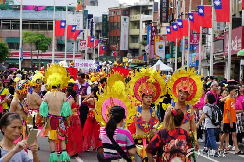 國慶連假適逢新北市淡水環境藝術節,淡水老街聚集了爆滿人潮。(盧逸峰攝) 國慶連假適逢新北市淡水環境藝術節,淡水老街聚集了爆滿人潮。(盧逸峰攝)