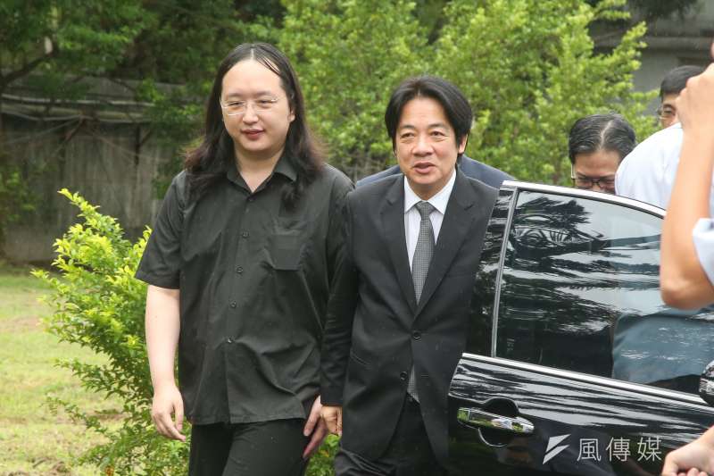 政務委員唐鳳將對時區調整案召開協作會,圖為行政院長賴清德出席社會創新實驗中心開幕儀式,由行政院政委唐鳳(左)等陪同。(陳明仁攝)