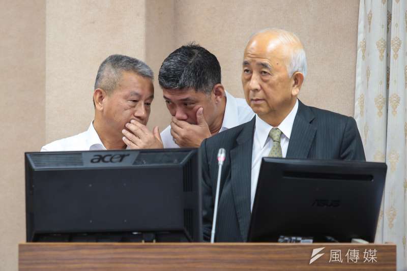 20171023-第一銀行董事長蔡慶年23日於立院委員會備詢,國防部副部長蒲澤春與幕僚於後方交談。(顏麟宇攝) 20171023-第一銀行董事長蔡慶年23日於立院委員會備詢,國防部副部長蒲澤春與幕僚於後方交談。(顏麟宇攝)
