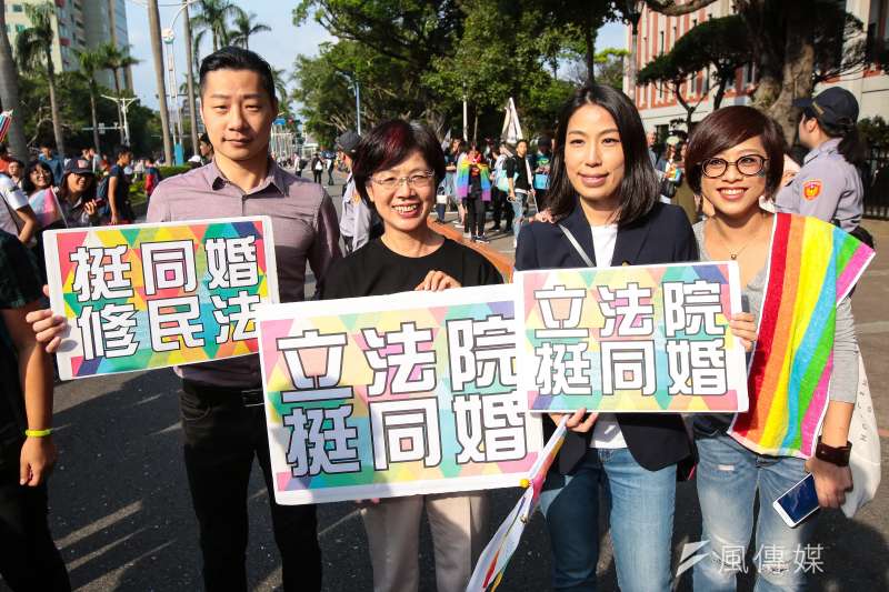 20171028-時代力量立委林昶佐、民進黨立委尤美女、余宛如一同參與2017台灣同志遊行。(顏麟宇攝) 20171028-時代力量立委林昶佐、民進黨立委尤美女、余宛如一同參與2017台灣同志遊行。(顏麟宇攝)