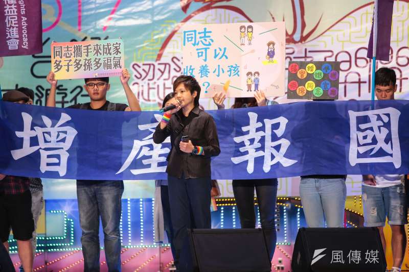 20171028-台灣同志家庭權益促進會代表於2017台灣同志遊行晚會活動上發言。(顏麟宇攝) 20171028-台灣同志家庭權益促進會代表於2017台灣同志遊行晚會活動上發言。(顏麟宇攝)