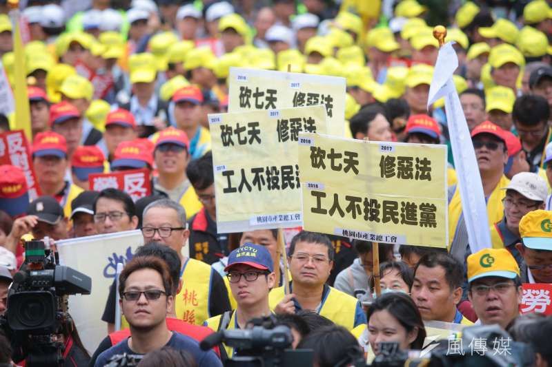 勞工團體、產業工會於行政院前抗議,反對《勞基法》修惡、鬆綁七休一等制度。(顏麟宇攝)