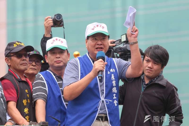 20171109-高市產總副理事長江健興及各工會、勞工團體9日於政院門口抗議勞基法修惡行動。（顏麟宇攝）