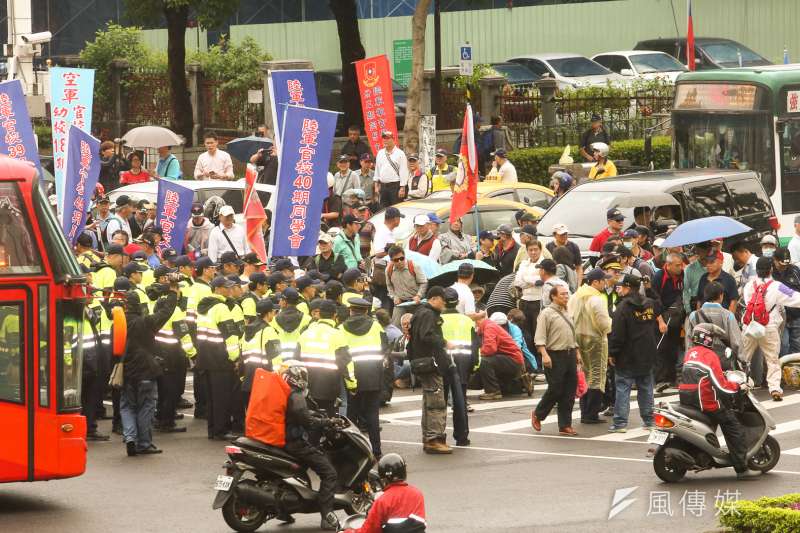 政務委員林萬億表示,年改會原本規劃軍人年改在明年7月與公教年改同時上路,但仍要尊重後續立法院審議的狀況,因此沒有設時間表。圖為八百壯士到立法院前抗議軍人年改。(陳明仁攝)