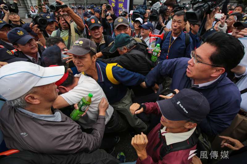 針對軍人年改，八百壯士14日舉行反年改遊行，於凱道前與警方發生些微推擠拉扯。（顏麟宇攝）