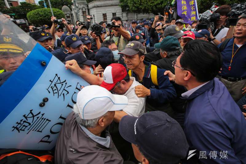 八百壯士14日於凱道抗議軍人年改方案，並於凱道前與警方發生衝突。（顏麟宇攝）