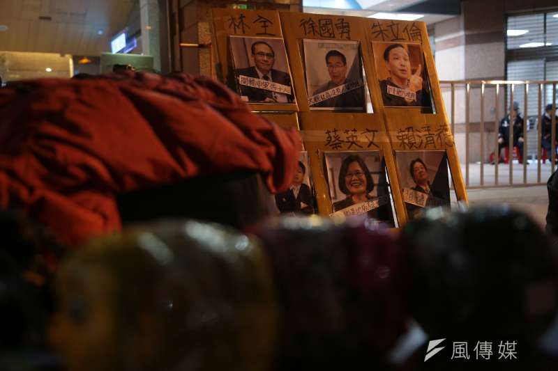 20171121-大觀自救會21日於民進黨部前召開「民主進步搞迫遷,拒絕英派拆大觀」晚會。(顏麟宇攝) 20171121-大觀自救會21日於民進黨部前召開「民主進步搞迫遷,拒絕英派拆大觀」晚會。(顏麟宇攝)
