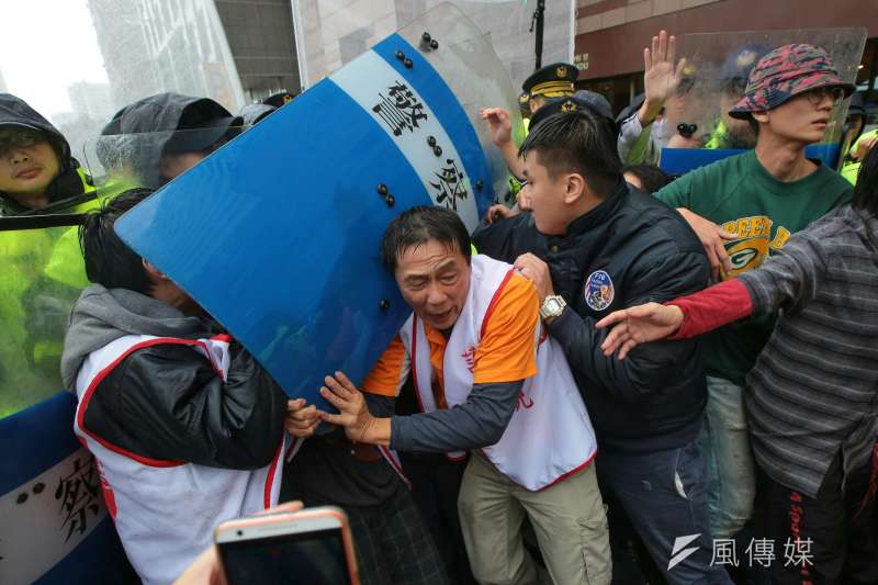 2017-11-22-大觀社區自救會民進黨部前抗議，自救會民眾與警衝突07。（顏麟宇攝）