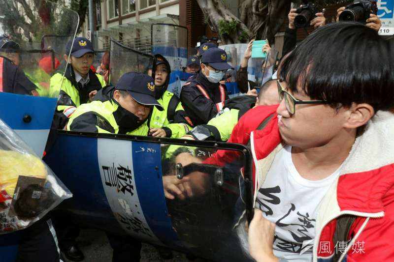 20171123-抗議勞基法修法群眾於立法院外遊行,與警方進行對峙。(蘇仲泓攝) 20171123-抗議勞基法修法群眾於立法院外遊行,與警方進行對峙。(蘇仲泓攝)