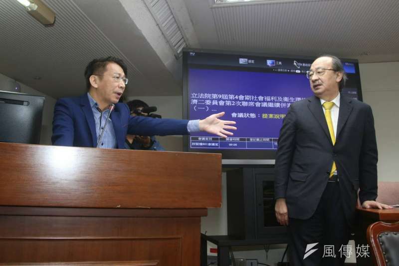 2017-11-23-立法院社衛環委員會審查勞基法修正草案,國民黨以座位不夠為由杯葛議事。徐永明於發言台與柯建銘爭論。(陳明仁攝) 2017-11-23-立法院社衛環委員會審查勞基法修正草案,國民黨以座位不夠為由杯葛議事。徐永明於發言台與柯建銘爭論。(陳明仁攝)