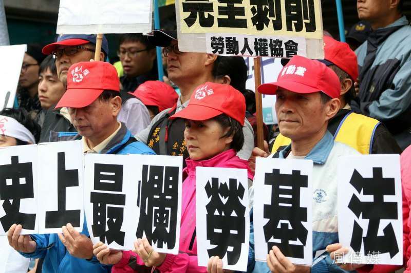 20171123-抗議勞基法修法群眾於立法院外遊行，與警方進行對峙。（蘇仲泓攝）